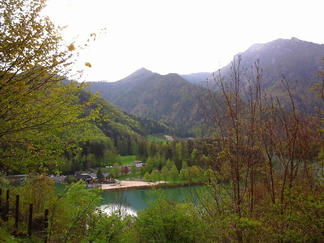 Vom Schloss ins Tal auf den Stausee